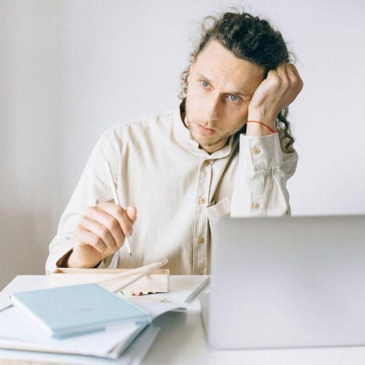 Vermoeide man aan een bureau