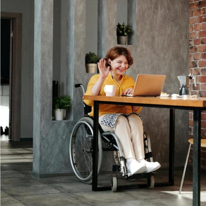 Vrouw in een rolstoel in een videogesprek